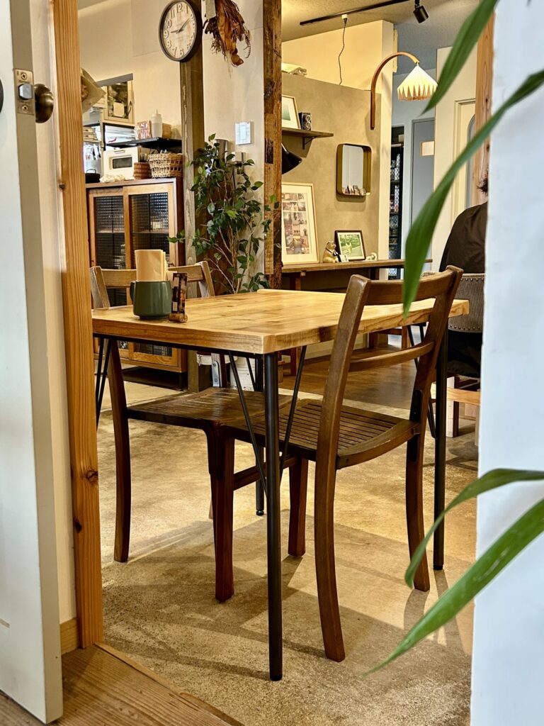 金沢市の＆Sandの木の温もりを感じる店内