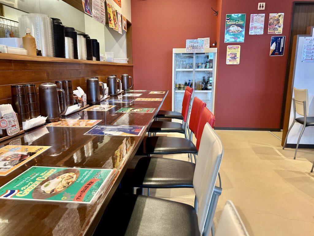 店内のカウンター席